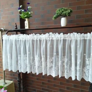 Białe koronkowe zasłony – delikatne firany do salonu Biały