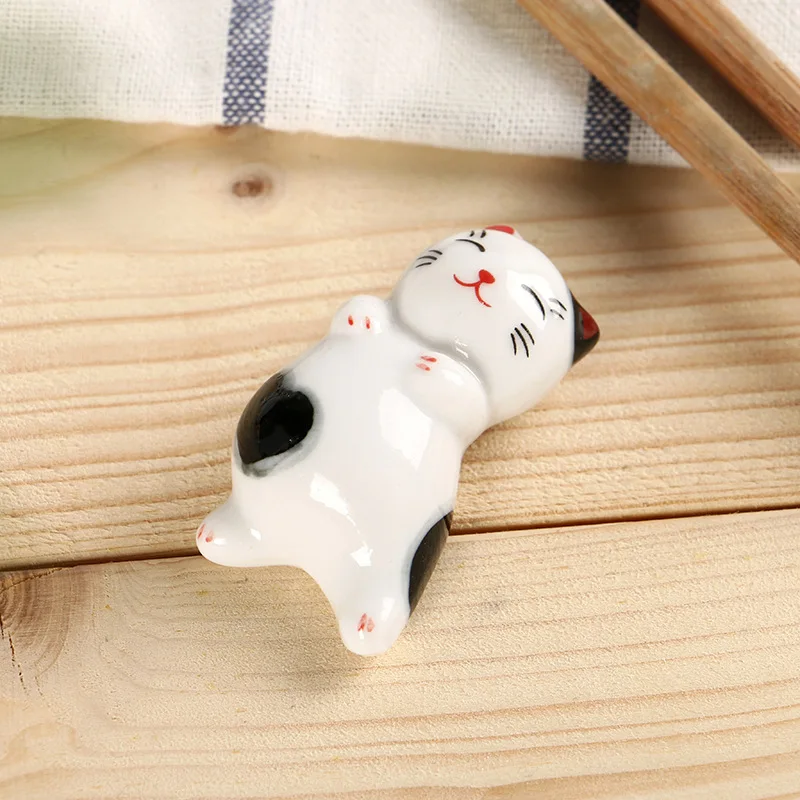 Ceramiczny stojak na pałeczki w kształcie kotka — japoński styl, zestaw 1–5 szt. Czerwony