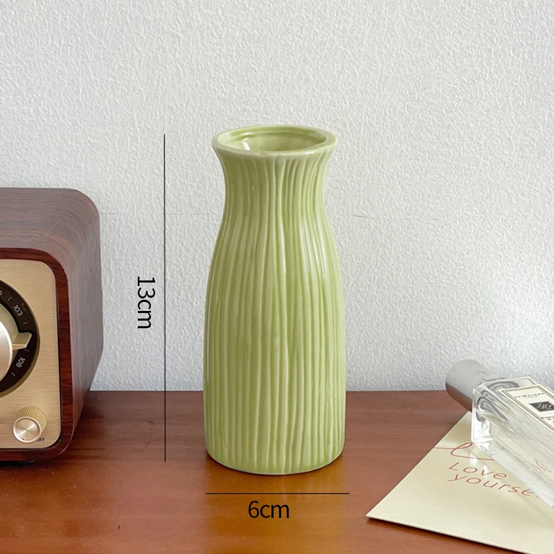 Ceramiczny wazon na pąki w kolorowych odcieniach — ozdoba na biurko i do salonu Armijna zieleń