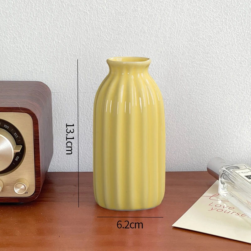 Ceramiczny wazon na pąki w kolorowych odcieniach — ozdoba na biurko i do salonu Fuksja