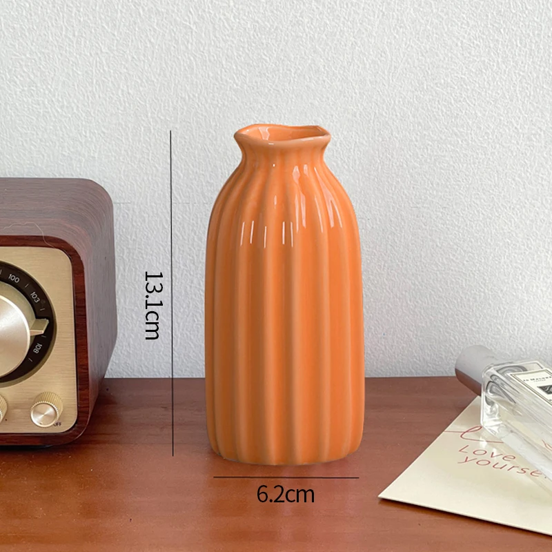 Ceramiczny wazon na pąki w kolorowych odcieniach — ozdoba na biurko i do salonu Róża czerwona