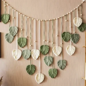 Tkaninowa dekoracja ścienna z zielonymi liśćmi i piórami w stylu boho Zielony