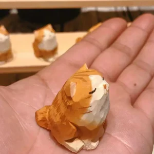 Rzeźbiona drewniana figurka kota — mini posąg na biurko Pomarańczowy