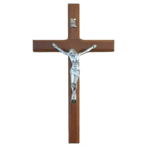 Drewniany krzyż ścienny rzeźbiony z naturalnego drewna — dekoracja religijna Ciemnozielony