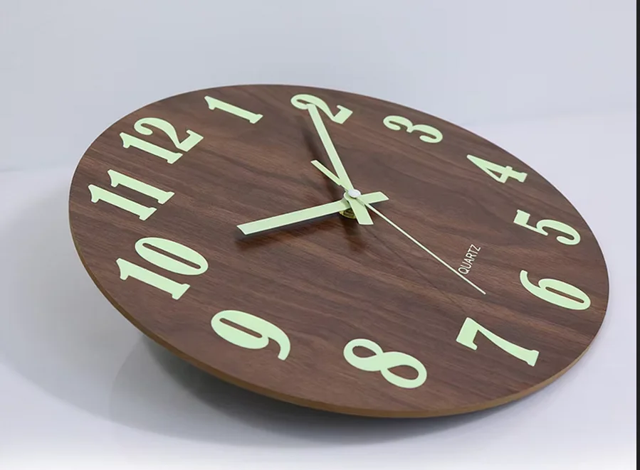 Drewniany zegar ścienny świecący w ciemności – cichy nordycki 30 cm Czarny