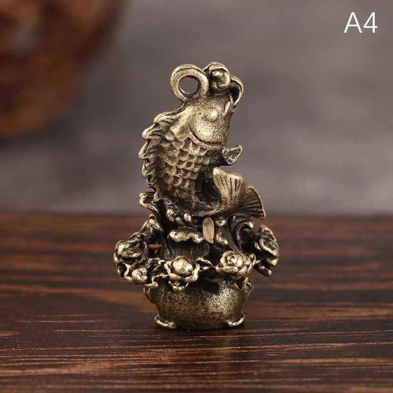 Monochromatyczna figurka brązowego słonia — dekoracja biurka vintage śliwka