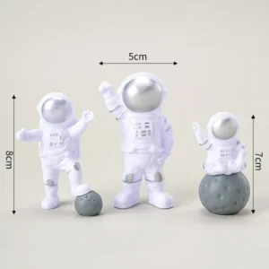 Figurki astronautów – zestaw 4 miniatur do dekoracji biurka i stołu Jasny