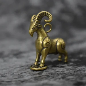 Geometryczna metalowa figurka jelenia – mosiężna rzeźba w stylu retro Jasnoszary