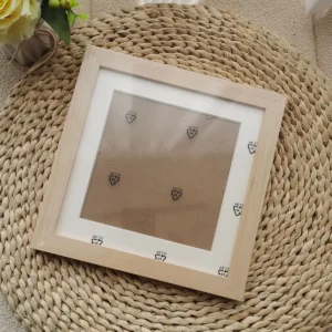 Kwadratowa drewniana ramka 20x20 z passe-partout do ściany lub stołu Czerwony