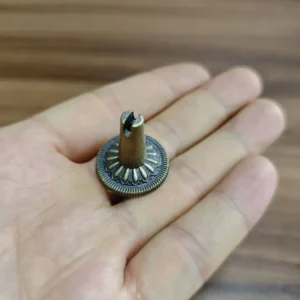 Metalowa kadzielnica z figurką zwierzęcia — mrówka, żółw, żaba lub ślimak Jasny