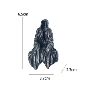Mroczna figurka strażnika w kapturze - dekoracja na Halloween Armijna zieleń