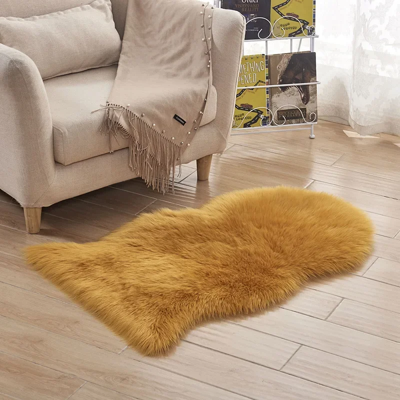 Puszysty dywan z imitacji skóry owczej do salonu Czarny