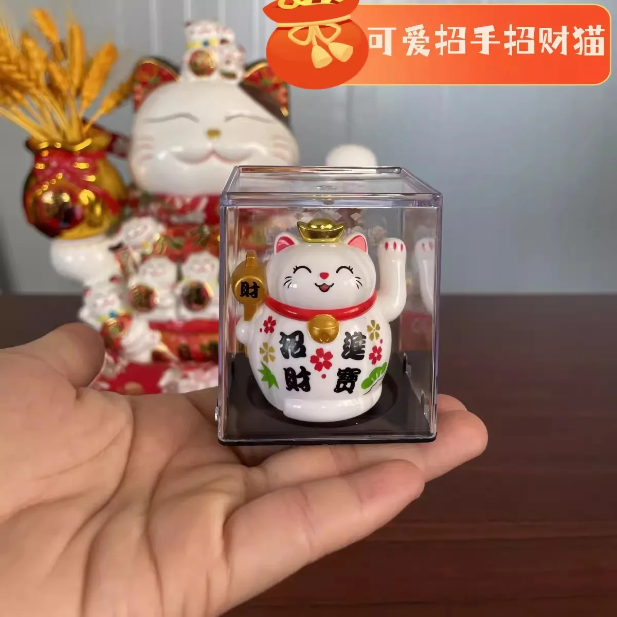 Solarny kot szczęścia Maneki Neko machający łapą dekoracja domu Burgundia