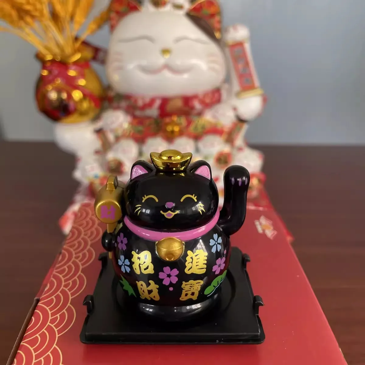 Solarny kot szczęścia Maneki Neko machający łapą dekoracja domu Czekolada