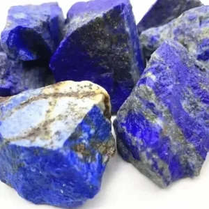 Surowy lapis lazuli - naturalny okaz minerału 