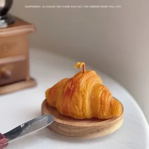 Świeca aromatyczna w kształcie croissanta — dekoracja kuchenna Czerwony