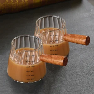 Szklana miarka do espresso 180 ml z drewnianym uchwytem – kubek miarowy baristy Khaki