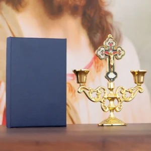 Złoty świecznik kościelny na świece stożkowe z motywem religijnym Złoto